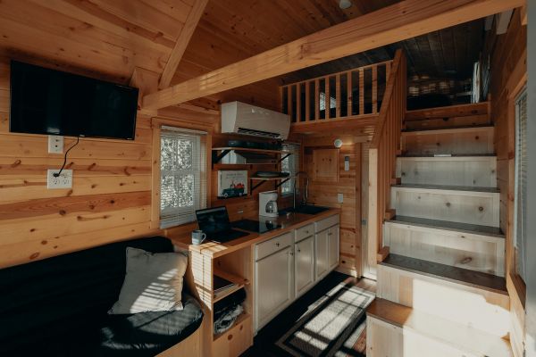 Discover the Optimal Living Area Design for Your Tiny Home: Maximize Space and Style